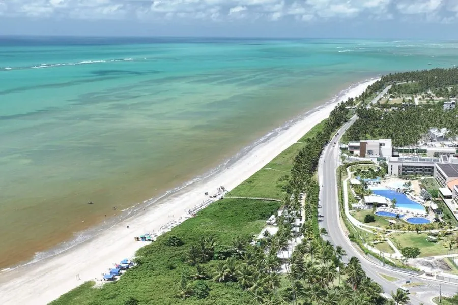 visão feita por drone do céu, mar e o Japaratinga Lounge Resort Japaratinga em Alagoas