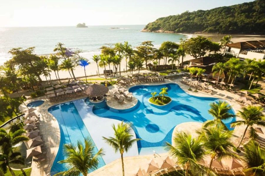visao-superior-hotel-jequiti-com-mar-piscina