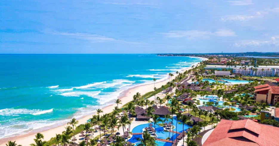 Enotel-Porto-de-Galinhas-Porto-de-Galinhas-PE-vista-aerea-beira-mar-piscinas-e-coqueiros-praia-900×6 Vista aérea de resort à beira-mar com piscinas e coqueiros em Porto de Galinhas