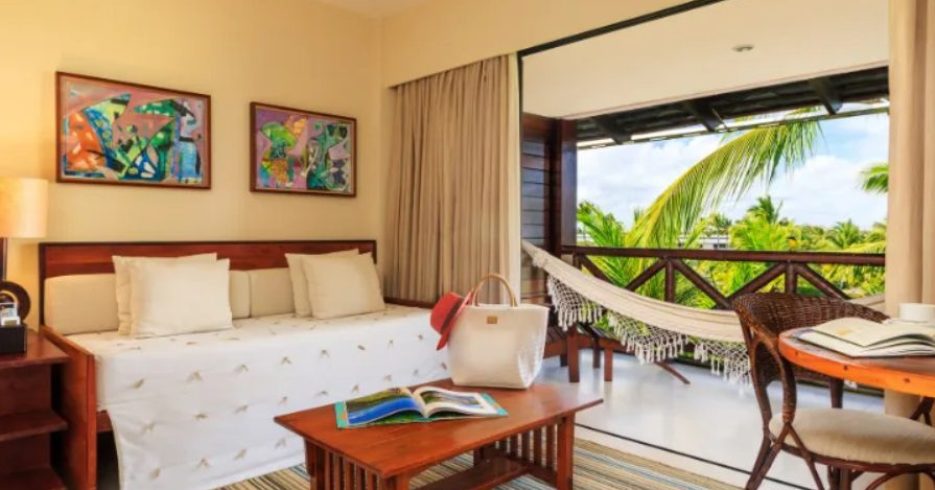 Apartamentos: espaços amplos e iluminados, com varanda e vista para o jardim ou o mar, perfeitos para relaxar ao som dos pássaros. A arquitetura tropical e o design autoral garantem um charme único a todas as acomodações.