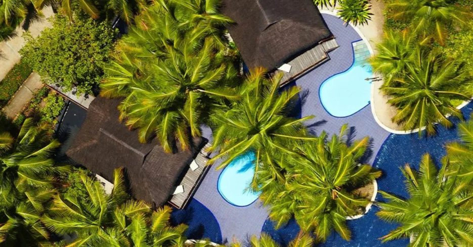 Bangâlos privativos com piscina: flutuam sobre espelhos d’água, com vista para o jardim ou o mar, oferecendo uma experiência intimista e sofisticada.