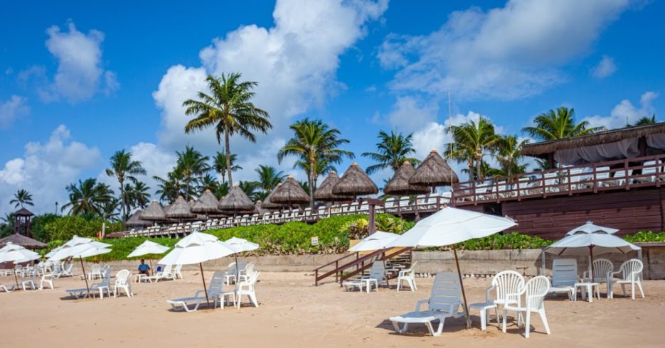 area-beira-mar-do-resort-Ocaporã-Hotel-com-espreguiçadeiras-cadeiras-e-guarda-sol area-beira-mar-do-resort-Ocaporã-Hotel-com-espreguiçadeiras-cadeiras-e-guarda-sol