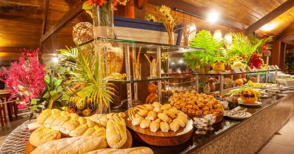 buffet-cafe-jantar-Ocaporã-Hotel-All-Inclusive buffet jantar com variedades de pães, saladas, comidas e aperitivos do Ocapora resort