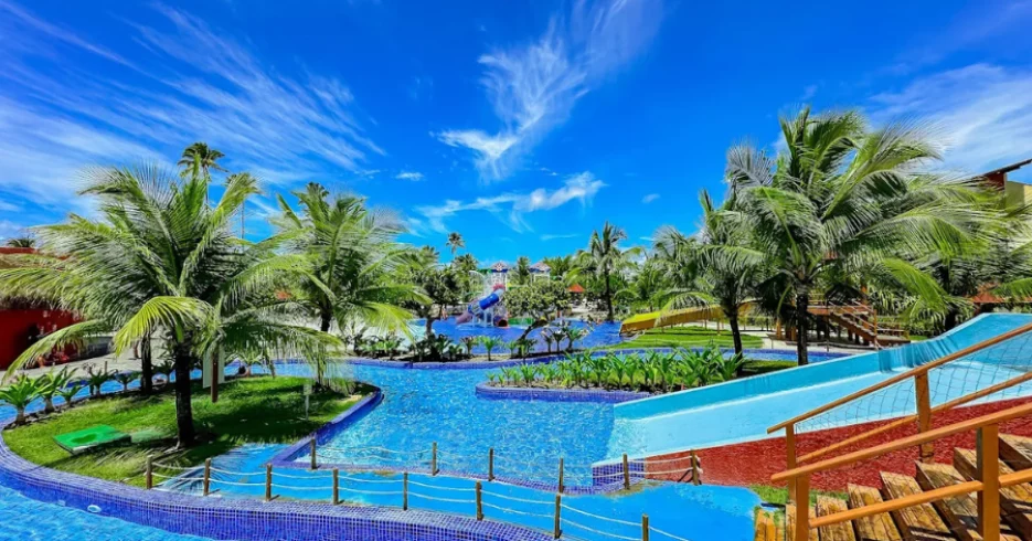 enotel-porto-de-galinhas-piscinas-toboagua-parque-aquatico-900×600 Piscinas com toboáguas e palmeiras em resort tropical