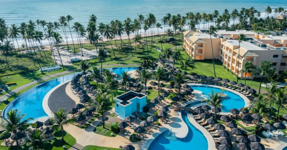 iberostar-praia-do-forte-resort-vista-aerea-piscinas-coqueiros-bahia-900×600 Vista aérea de resort com piscinas sinuosas à beira-mar
